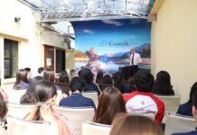 Sinh viên K62 Chương trình Kinh tế chính trị quốc tế tham quan thực tế tại Đại sứ quán Canada Đại sứ Shawn Steil chia sẻ về phát triển của quan hệ ngoại giao Việt Nam - Canada và vai trò của Đại sứ quán Canada tại Việt Nam.